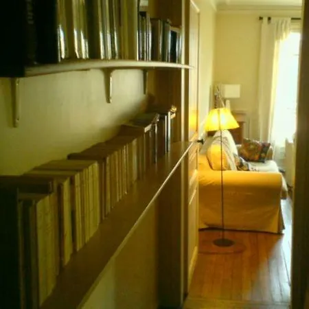 Sunny Flat Near Eiffel Tower Париж
