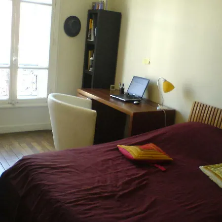 Sunny Flat Near Eiffel Tower * Париж