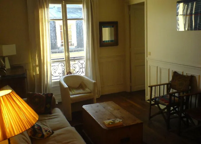 Sunny Flat Near Eiffel Tower