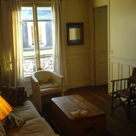 Sunny Flat Near Eiffel Tower